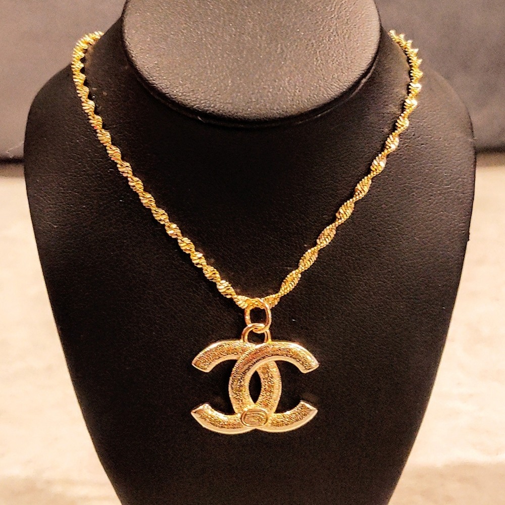 CHANEL CC 18K GOLD PLATED BLACK & WHITE CC LOGO PENDANT ON GOLD PLATED NECKLACE - Picture 8 of 13